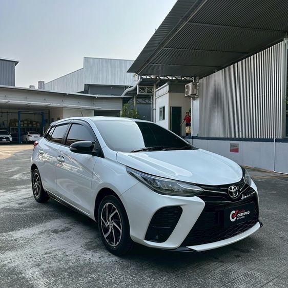 รถ Toyota Yaris 1.2 Sport สี ขาว