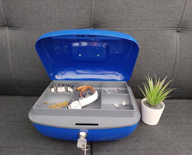 ส่งต่อ กล่องเซฟใส่เงิน เซฟเก็บเงิน กล่องเก็บเงิน กล่องเก็บของ ล็อคกุญแจได้ ขนาด 12 นิ้ว ทนทาน แข็งแรง มือสอง สภาพดี