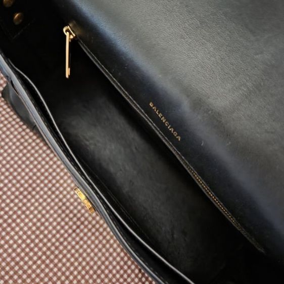 กระเป๋าBalenciaga
 รูปที่ 2