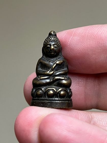 พระอุปคุตถือดอกบัว หลังยันต์