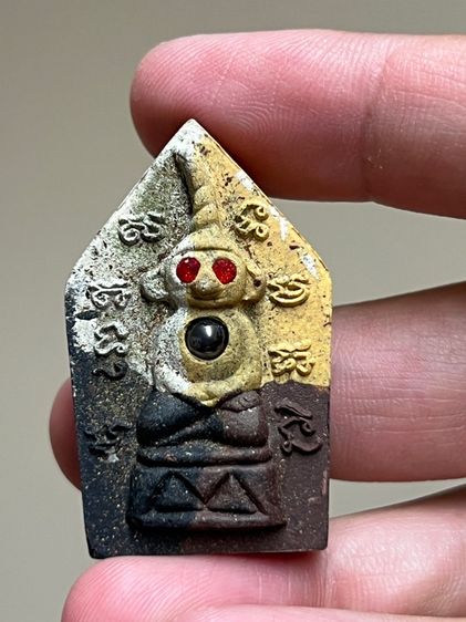 พระขุนแผน หลัง งั่งตาแดง ล.ป.คีย์ วัดศรีลำยอง จ.สุรินทร์ รุ่นมั่งมีเงินทอง ปี 49 รูปที่ 2