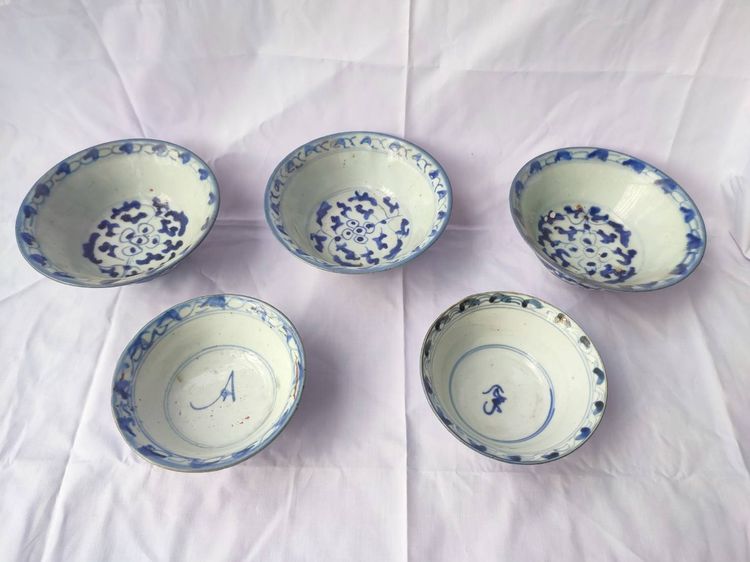 ชามปักไป่  ชามทรงปากผาย เครื่องกระเบื้องวาดลายครามโบราณ เนื้อกระเบื้องกังไส ใต้จานมีภาษาจีน รูปที่ 2