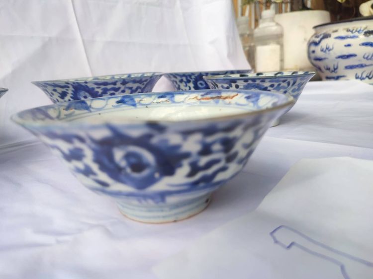 ชามปักไป่  ชามทรงปากผาย เครื่องกระเบื้องวาดลายครามโบราณ เนื้อกระเบื้องกังไส ใต้จานมีภาษาจีน รูปที่ 5