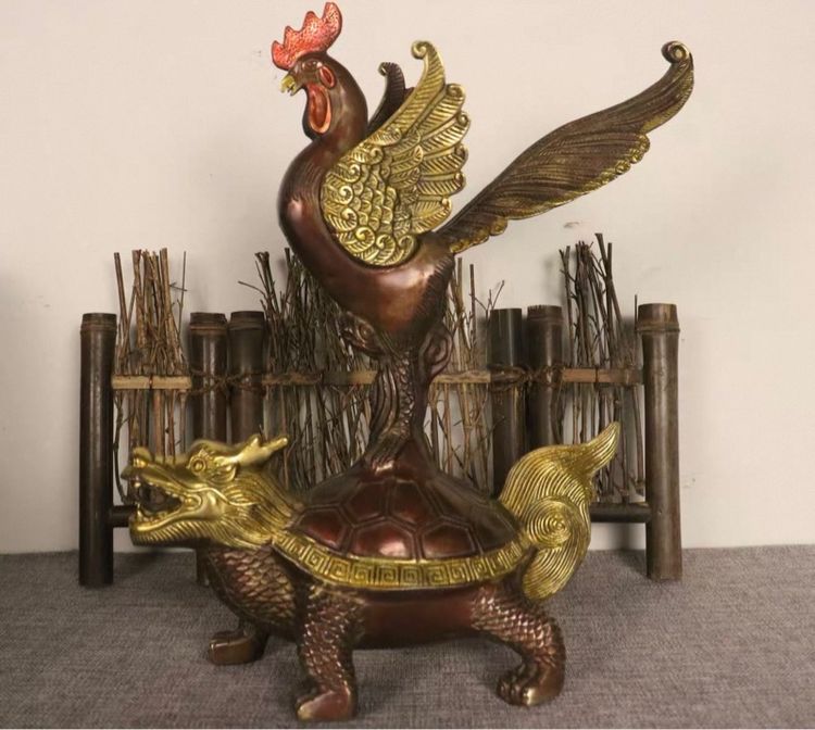 ✨ไก่มงคลที่ยืนอยู่บนเต่ามังกร ซึ่งเป็นเครื่องรางฮวงจุ้ย