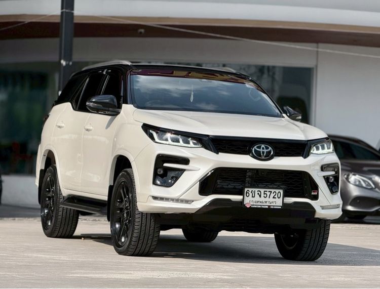 รถ Toyota Fortuner 2.8 GR Sport Sport Black Top 4WD สี ขาว