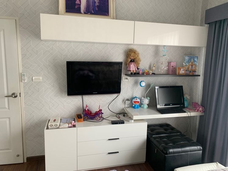  เตียง ตู้เสื้อผ้า ชั้นที่วี โต๊ะเครื่องแป้ง