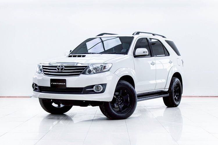 รถ Toyota Fortuner 2.5 V สี ขาว