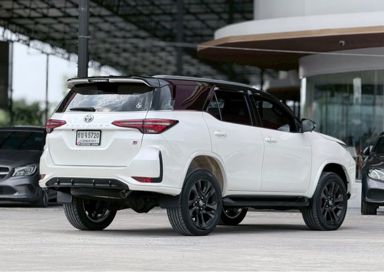 Toyota Fortuner 2022 2.8 GR Sport Sport Black Top 4WD Utility-car ดีเซล ไม่ติดแก๊ส เกียร์อัตโนมัติ ขาว รูปที่ 4