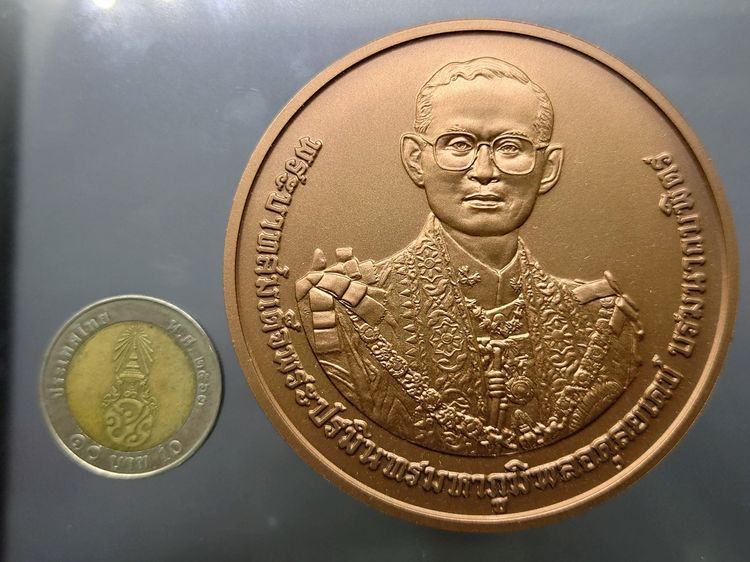 เหรียญทองแดงรมดำพ่นทราย ขนาด 7 ซม. ที่ระลึกพระราชพิธีถวายพระเพลิงพระบรมศพ รัชกาลที่9 พร้อมกล่อง ใบเซอร์ รูปที่ 5