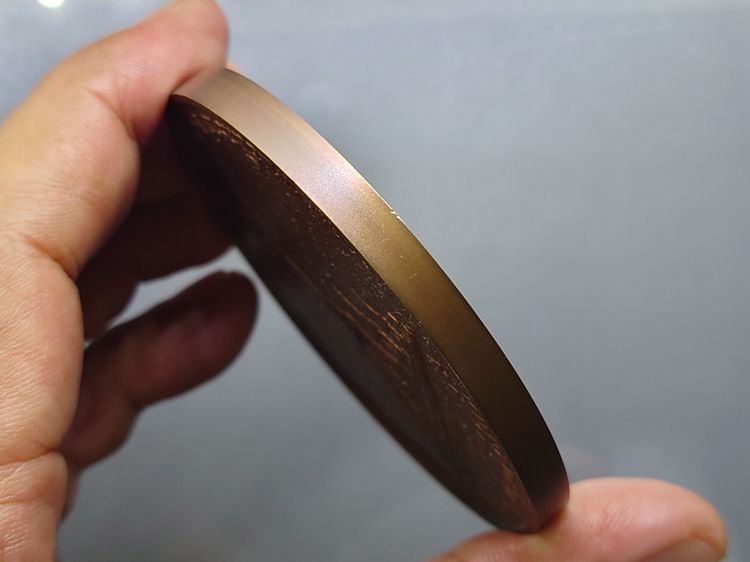 เหรียญทองแดงรมดำพ่นทราย ขนาด 7 ซม. ที่ระลึกพระราชพิธีถวายพระเพลิงพระบรมศพ รัชกาลที่9 พร้อมกล่อง ใบเซอร์ รูปที่ 4