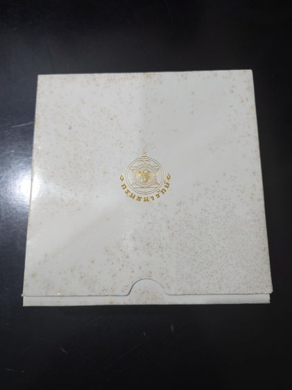 เหรียญทองแดงรมดำพ่นทราย ขนาด 7 ซม. ที่ระลึกพระราชพิธีถวายพระเพลิงพระบรมศพ รัชกาลที่9 พร้อมกล่อง ใบเซอร์ รูปที่ 8