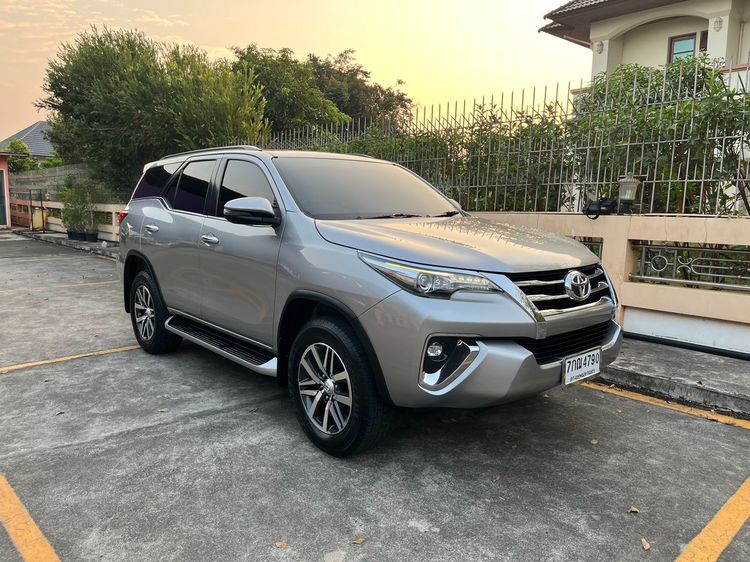 Toyota Fortuner 2018 2.4 V Utility-car ดีเซล เกียร์อัตโนมัติ บรอนซ์เงิน รูปที่ 3