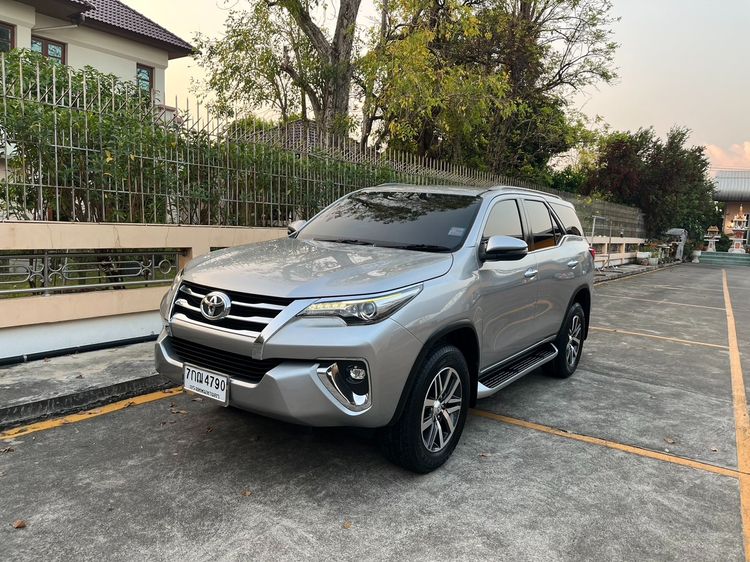รถ Toyota Fortuner 2.4 V สี บรอนซ์เงิน
