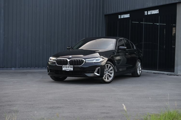 BMW Series 5 2023 530e Sedan ปลั๊กอินไฮบริด (PHEV) ไม่ติดแก๊ส เกียร์อัตโนมัติ ดำ รูปที่ 3