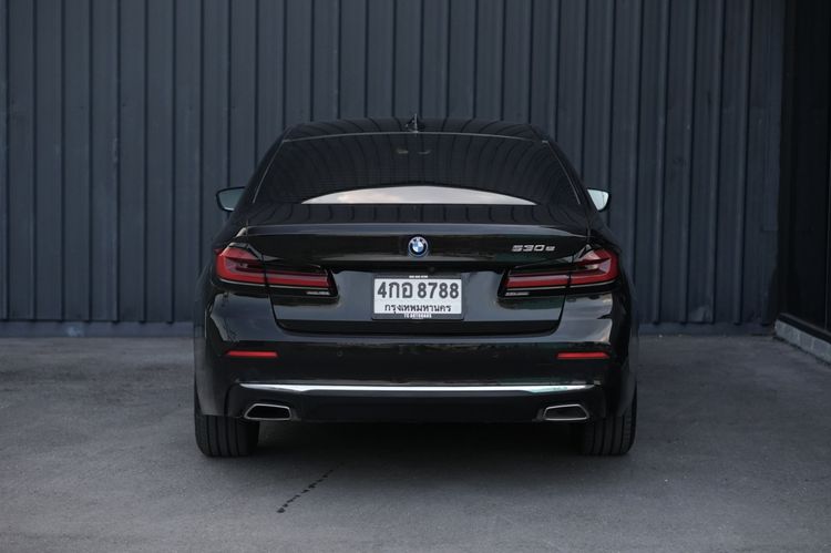 BMW Series 5 2023 530e Sedan ปลั๊กอินไฮบริด (PHEV) ไม่ติดแก๊ส เกียร์อัตโนมัติ ดำ รูปที่ 4