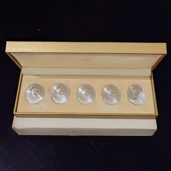 เหรียญพระพุทธปัญจภาคี เนื้อเงิน พิมพ์ใหญ่ ที่ระลึกพระราชพิธีกาญจนาภิเษก ในหลวงรัชกาลที่9 ปี พ.ศ.2539 พร้อมกล่อง ครบชุด 5 เหรียญ