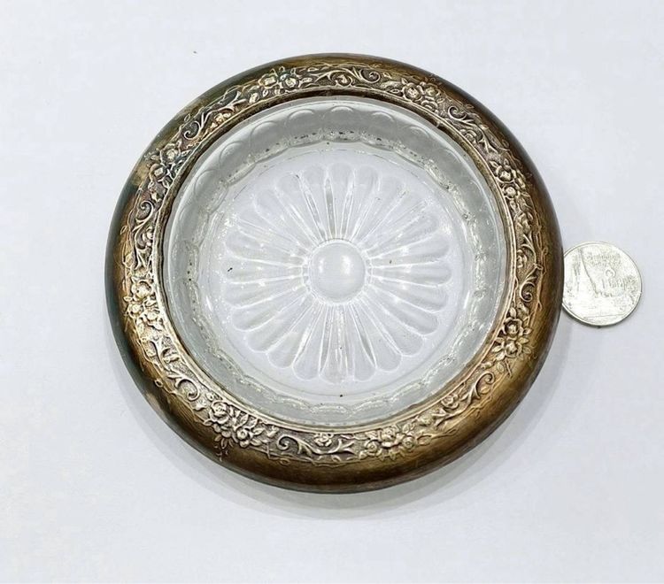 ที่รองแก้วงานเก่า จับขอบเงินแท้  ขนาด10เซนติเมตร (ขนาดหลุม7เซนติเมตร) ตอกโค้ด 