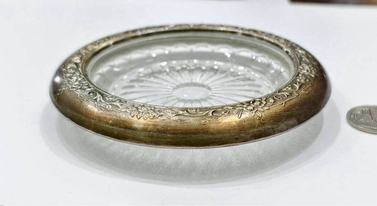 ที่รองแก้วงานเก่า จับขอบเงินแท้  ขนาด10เซนติเมตร (ขนาดหลุม7เซนติเมตร) ตอกโค้ด  รูปที่ 2