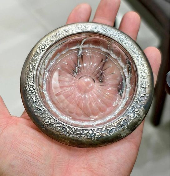 ที่รองแก้วงานเก่า จับขอบเงินแท้  ขนาด10เซนติเมตร (ขนาดหลุม7เซนติเมตร) ตอกโค้ด  รูปที่ 3