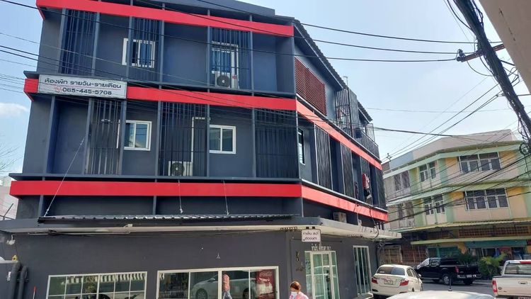 ตึกแถวสามชั้นครั้ง ปากซอยติวานนท์ 9 ติดรถไฟสถานีแคราย รูปที่ 2