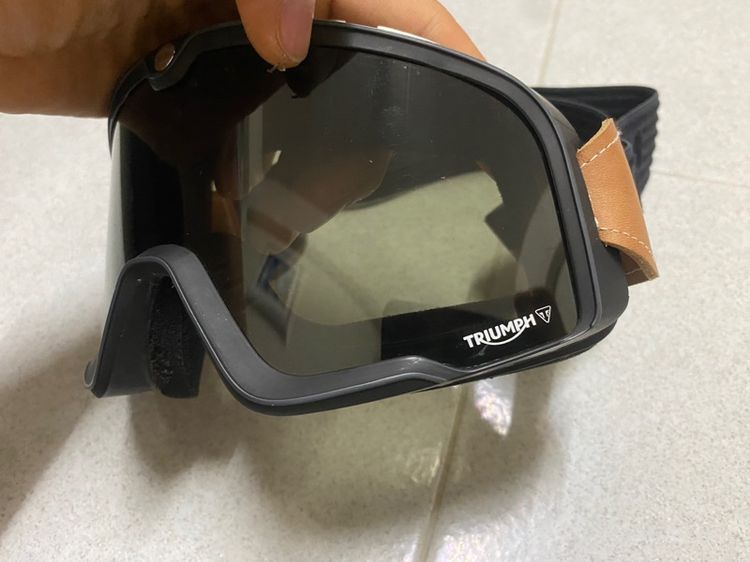 Triumph  แว่นตากันลมกันฝุ่นกันควัน จาก รถ น้ำหนัก เบาใส่สบาย