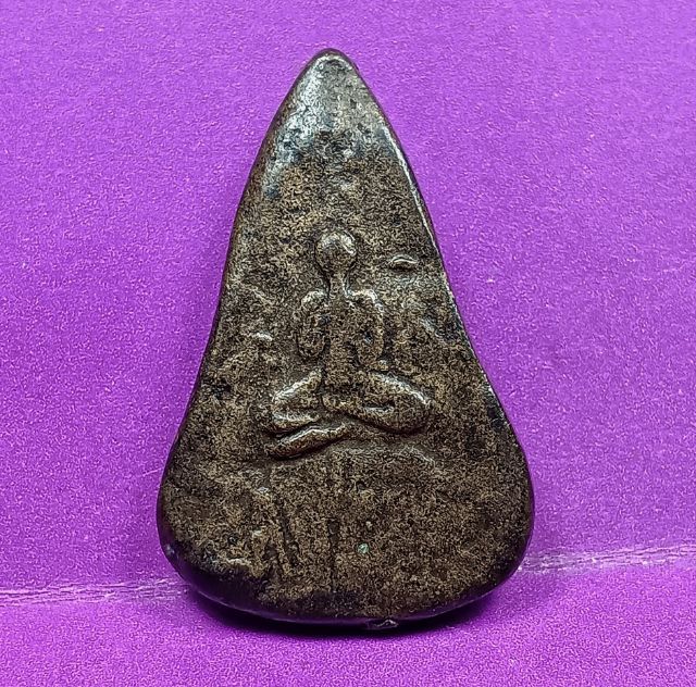 พระกลีบบัวหลังพระปิดตาหลวงปู่บุญวัดกลางบางแก้ว รูปที่ 2