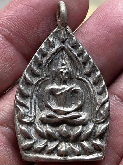 พระเหรียญเนื้อเงินเก่าคะ