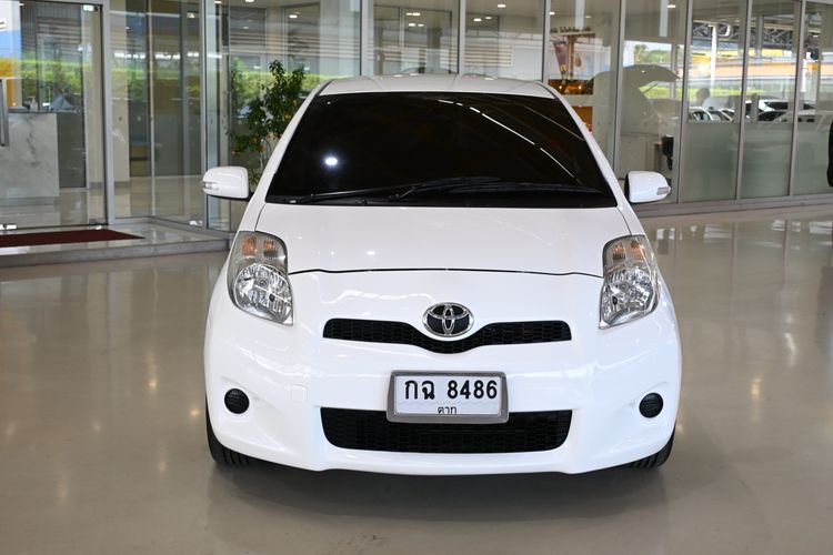 รถ Toyota Yaris 1.5 E สี ขาว