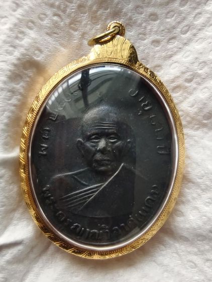 หลวงพ่อแดงเลี่ยมทอง