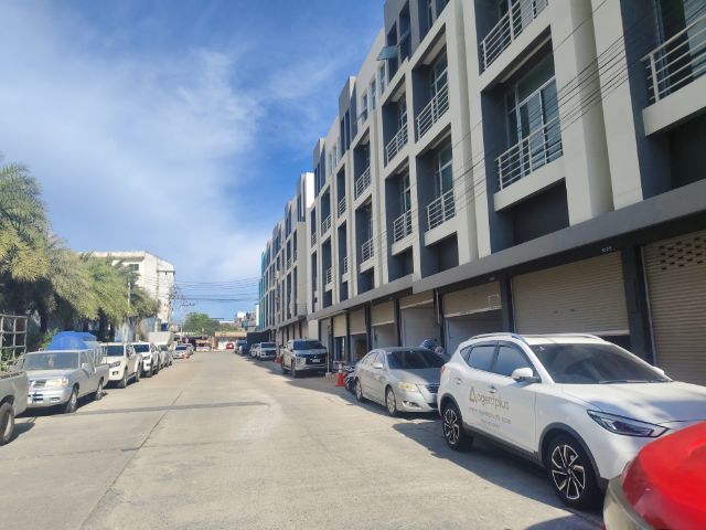 ใช่ 🎯 ถูกที่สุดต่ำกว่าราคาประเมินอาคารพานิชย์ 4 ชั้นครึ่ง ขาย 4 ล้านบาท  กำไรทันที 1 ล้าน 
 - ที่ตั้งอาคาร ถนนเทพประสิทธิ์ ซอย 6 (ซอยก่อไผ่)
 -