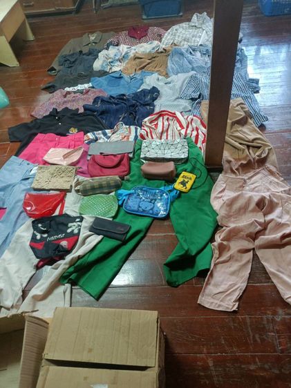 ขายเหมา เสื้อผ้า แถมกระเป๋า 350 รส.