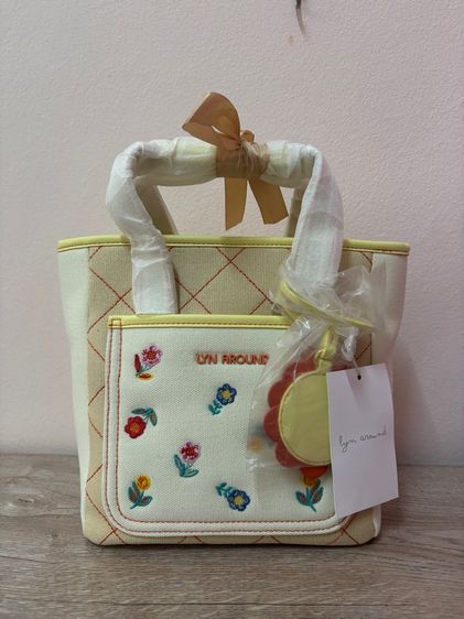 หญิง หลากสี ผ้า กระเป๋า Lyn Around Canvas Tote ปักลายดอกไม้