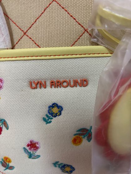 กระเป๋า Lyn Around Canvas Tote ปักลายดอกไม้ รูปที่ 6