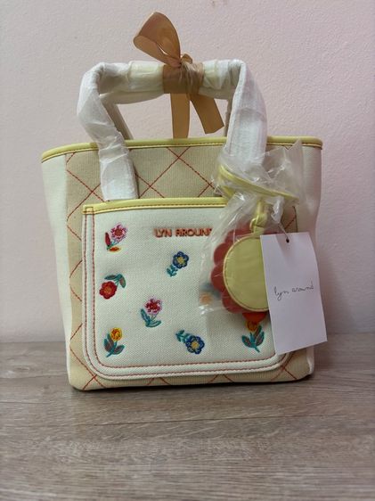 กระเป๋า Lyn Around Canvas Tote ปักลายดอกไม้ รูปที่ 2