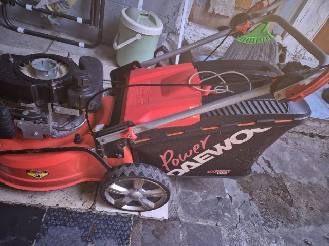 รถเข็นเครื่องตัดหญ้า