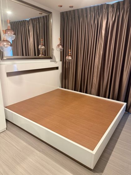 คิง เตียงนอน 6 ฟุต Modern สีขาวตัดลายไม้ สภาพสวย