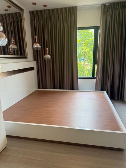 เตียงนอน 6 ฟุต Modern สีขาวตัดลายไม้ สภาพสวย รูปที่ 4