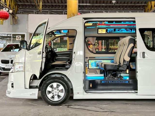 Toyota Commuter 2016 3.0 Van ดีเซล ไม่ติดแก๊ส เกียร์ธรรมดา ขาว รูปที่ 3