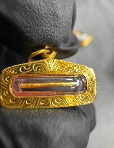 ตะกรุดทองคำฝังแขนปี33-36 พ่อคูณเลี่ยมทอง80