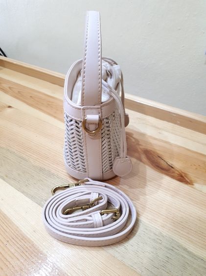 มือสอง  กระเป๋า หนังพียู สีครีม ลายสาน มีสายสะพายยาวให้  รูปที่ 2