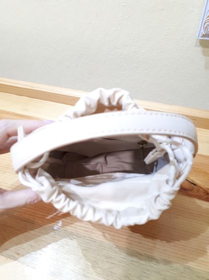 มือสอง  กระเป๋า หนังพียู สีครีม ลายสาน มีสายสะพายยาวให้  รูปที่ 3