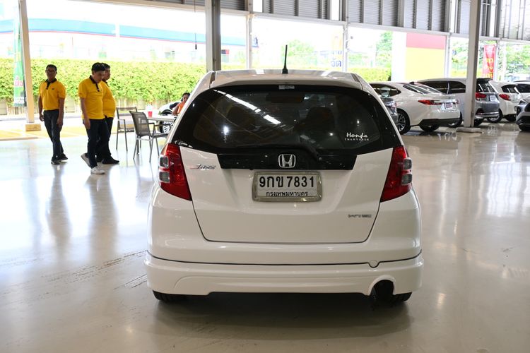Honda Jazz 2009 1.5 S Sedan เบนซิน ไม่ติดแก๊ส เกียร์อัตโนมัติ ขาว รูปที่ 4