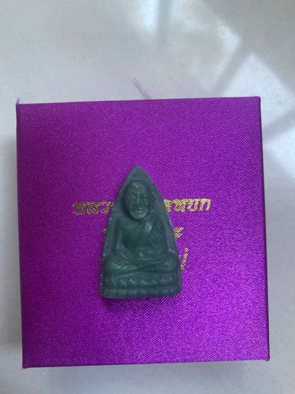 ขายหลวงปู่ทวด เนื้อหยก หลังหมุดทอง วัดพะโคะ ปี 2543 สร้างโดยสมาคมชาวเพชรบุรี สภาพสวย มีกล่องเดิม  ราคา 4,200 บาท สนใจทักแชทได้ครับ รูปที่ 3