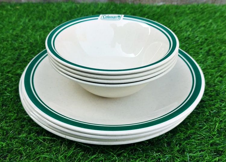 ชุดจาน ถ้วยชาม แคมป์ปิ้ง Coleman รุ่น Enamel Dinnerware  (ชุด จาน ชาม อีนาเมล) มีความทนทานและเหมาะสำหรับใช้งานกลางแจ้ง.