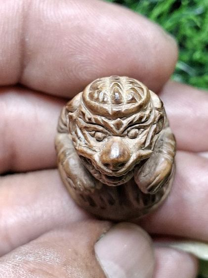 ศิลป์สวยสุดๆ แกะมีดแกะมือโบราณ หนุมานเนื้อไม้มงคลแกะเก่า จารยันต์ใต้ฐาน (ปล่อย ห้าพันบาท) รูปที่ 5