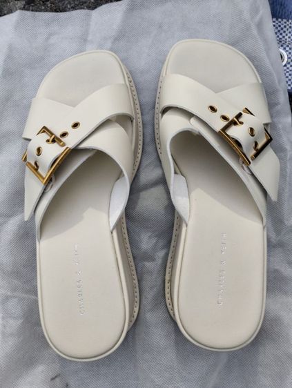 รองเท้าผู้หญิง