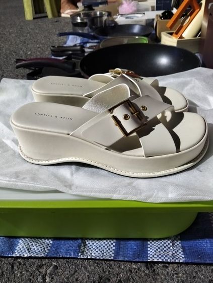 รองเท้าผู้หญิง รูปที่ 2