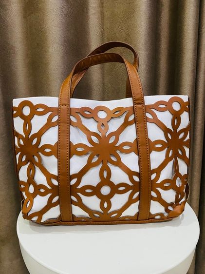 กระเป๋า Tote Bag Estée Lauder Premium Gift ของแท้ สภาพใหม่ พร้อมชาร์มห้อย รูปที่ 4