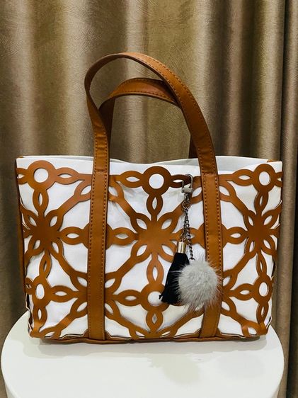 กระเป๋า Tote Bag Estée Lauder Premium Gift ของแท้ สภาพใหม่ พร้อมชาร์มห้อย รูปที่ 2