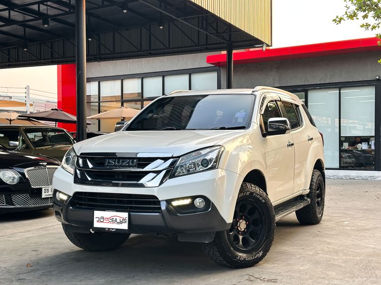 รถ Isuzu MU-X 3.0 สี ขาว
